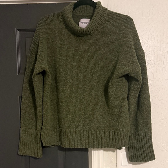 Abercrombie & Fitch Tops - Abercrombie & Fitch Green Small turtleneck sweater